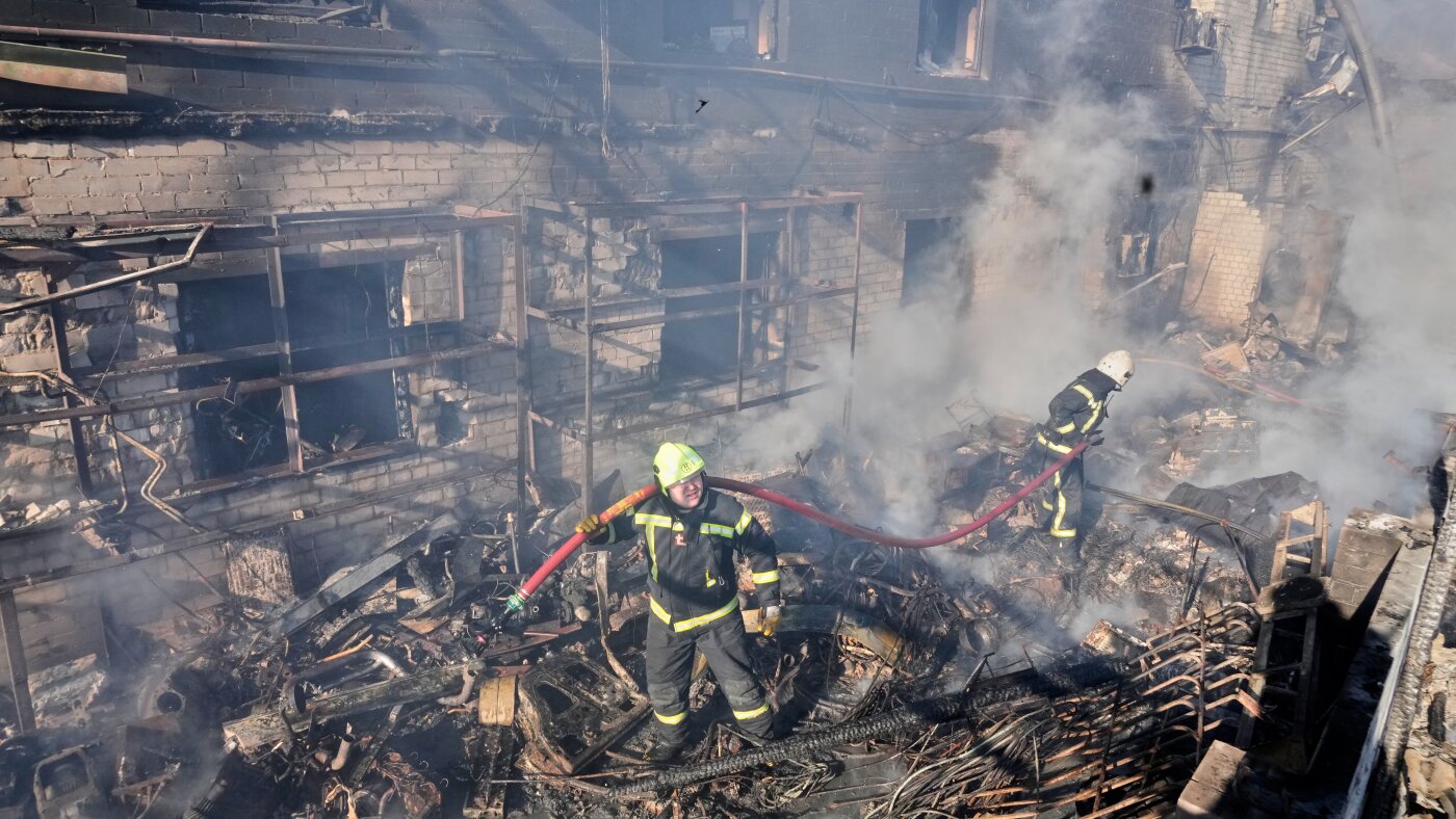 Lực lượng cứu hỏa dập tắt đ&aacute;m ch&aacute;y tại một khu d&acirc;n cư sau cuộc tấn c&ocirc;ng bằng t&ecirc;n lửa v&agrave; drone của Nga ở Brovary, gần Kyiv, Ukraine.