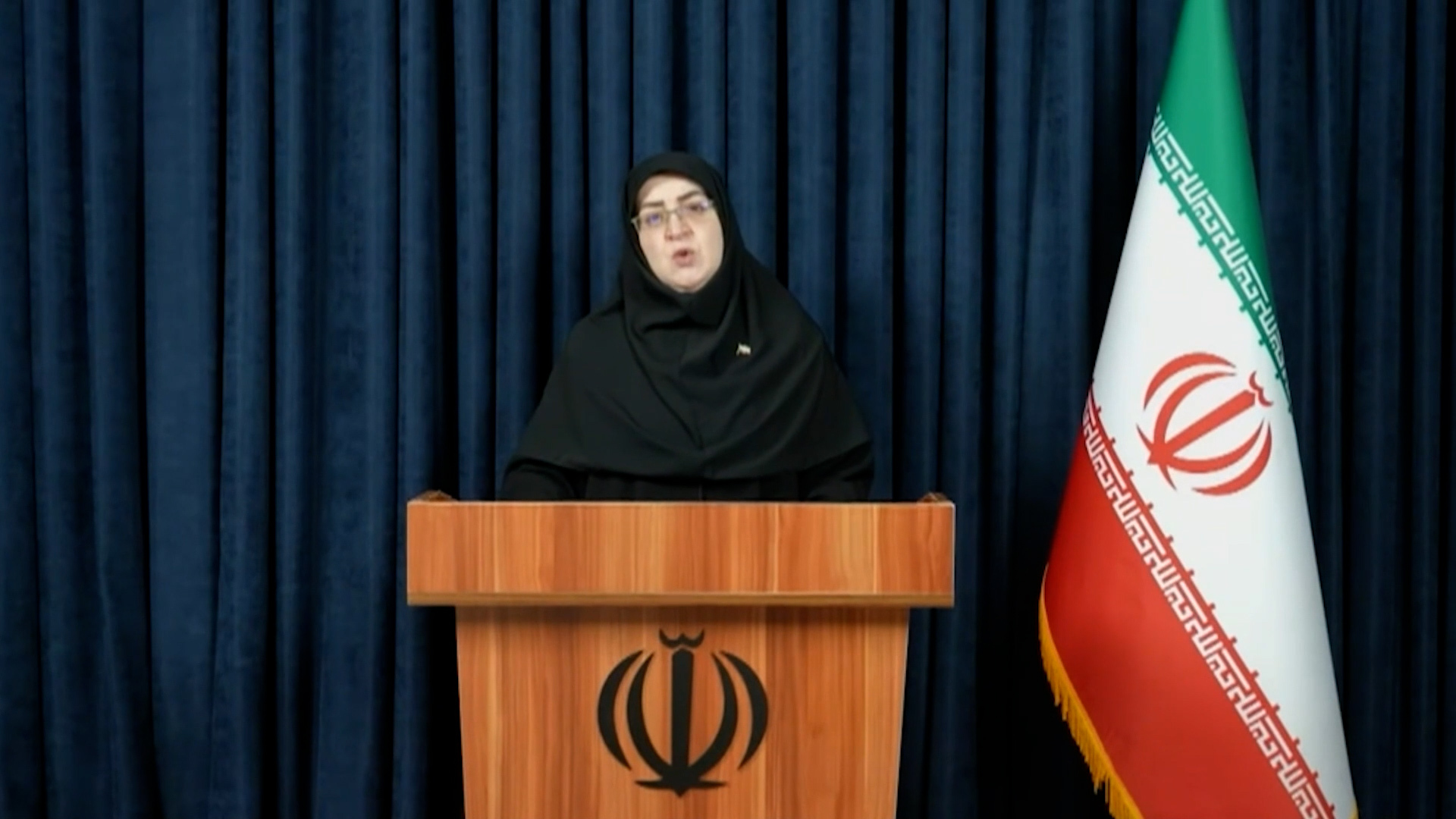 B&agrave; Fatemeh Mohajerani ph&aacute;t biểu tại một cuộc họp b&aacute;o