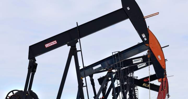 Dầu th&ocirc; đang được bơm l&ecirc;n từ gi&agrave;n khoan ở Canada.