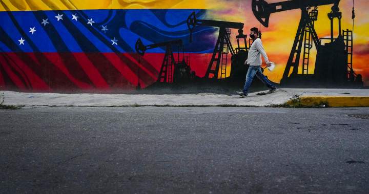 Một c&ocirc;ng nh&acirc;n dầu mỏ tại gi&agrave;n khoan ở Venezuela.