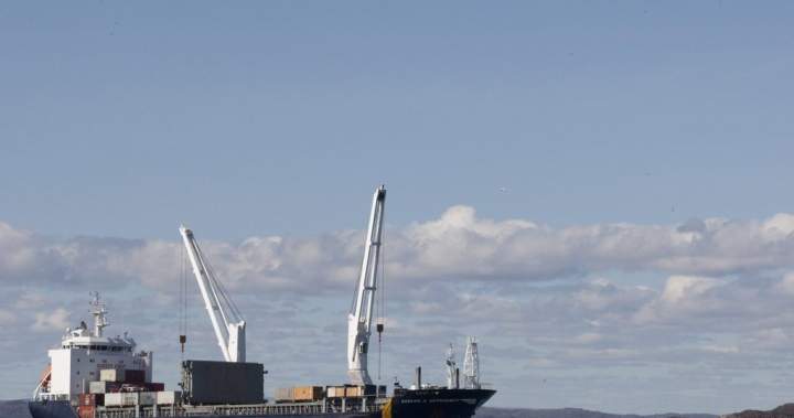 T&agrave;u chở h&agrave;ng đi qua một tuyến đường biển. H&igrave;nh ảnh minh họa eo biển Hormuz