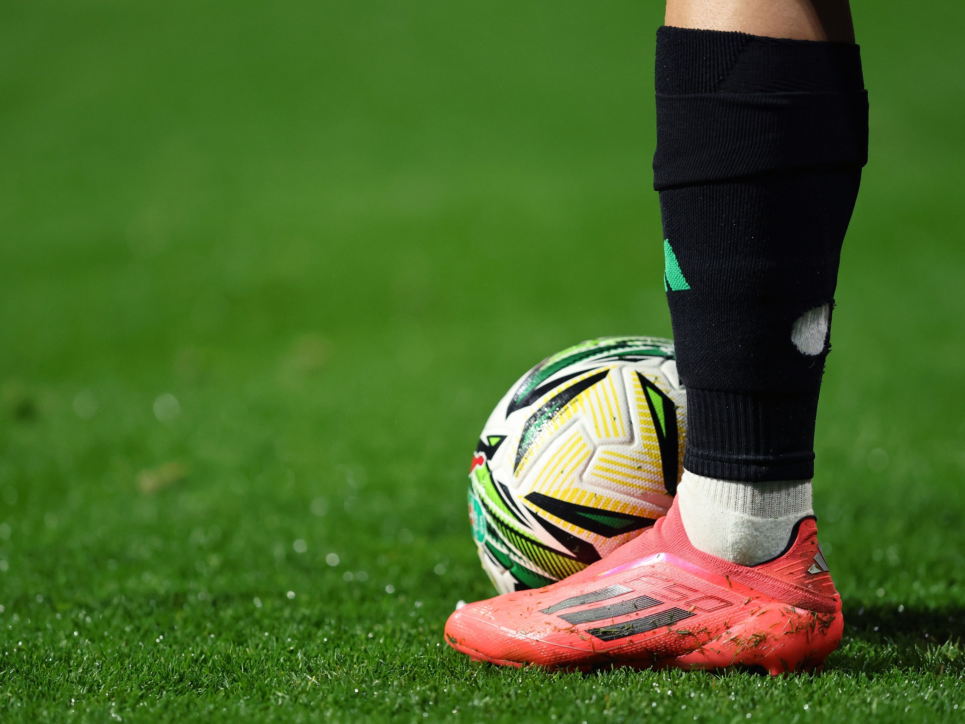 Cầu thủ Eritrea tập luyện tr&ecirc;n s&acirc;n b&oacute;ng