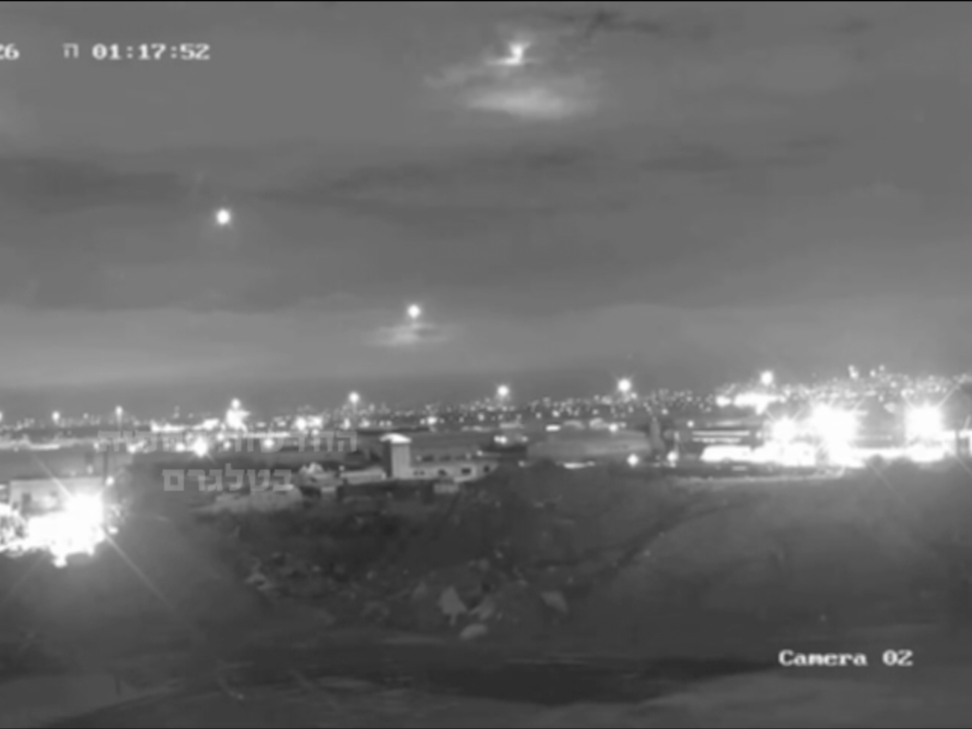 Video quay cảnh t&ecirc;n lửa được ph&oacute;ng từ Lebanon v&agrave; đ&aacute;nh chặn tr&ecirc;n bầu trời Israel