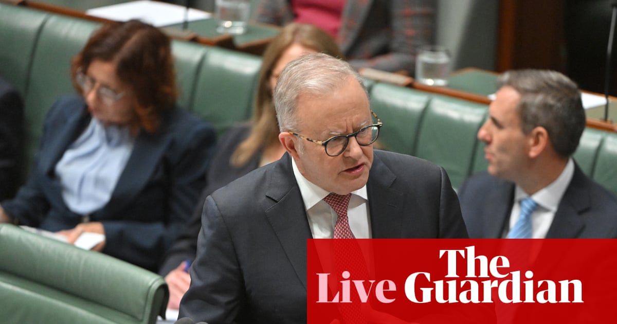 Người d&acirc;n &Uacute;c đổ xăng tại một trạm nhi&ecirc;n liệu