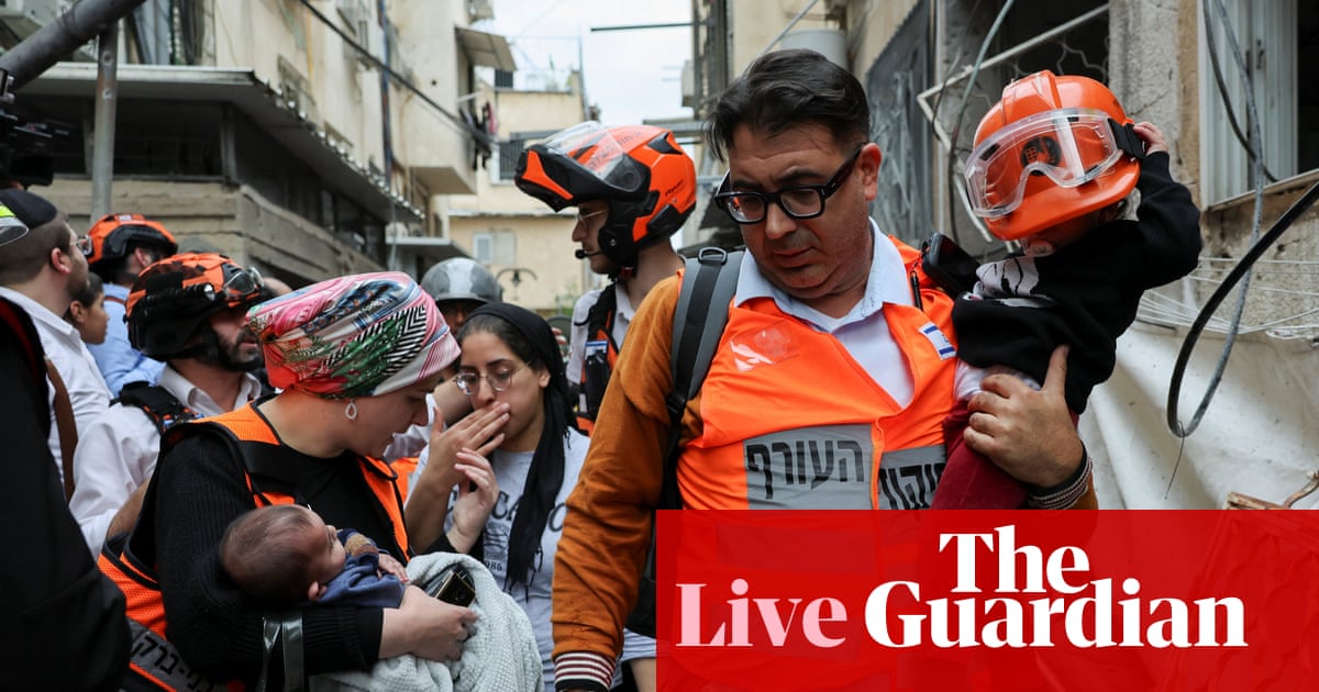 H&igrave;nh ảnh li&ecirc;n quan đến căng thẳng Trung Đ&ocirc;ng v&agrave; c&aacute;c cuộc tấn c&ocirc;ng t&ecirc;n lửa