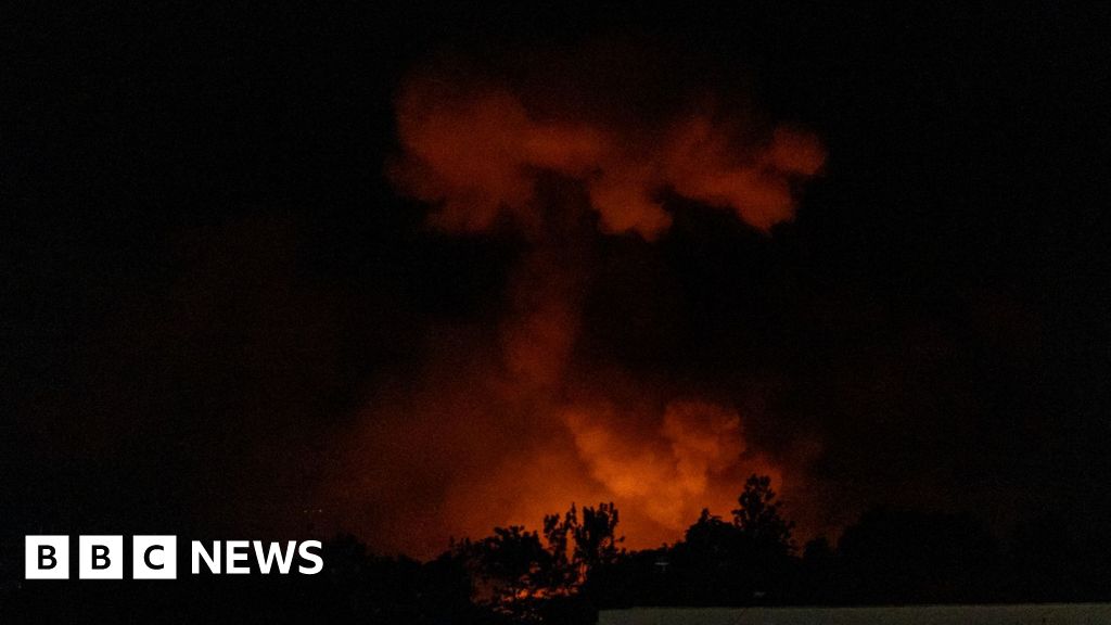 Kh&oacute;i bốc l&ecirc;n sau c&aacute;c vụ nổ tại Bujumbura, Burundi