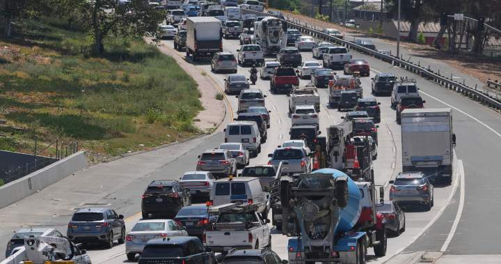 Người d&acirc;n l&aacute;i xe tr&ecirc;n đường trong bối cảnh gi&aacute; năng lượng tăng cao