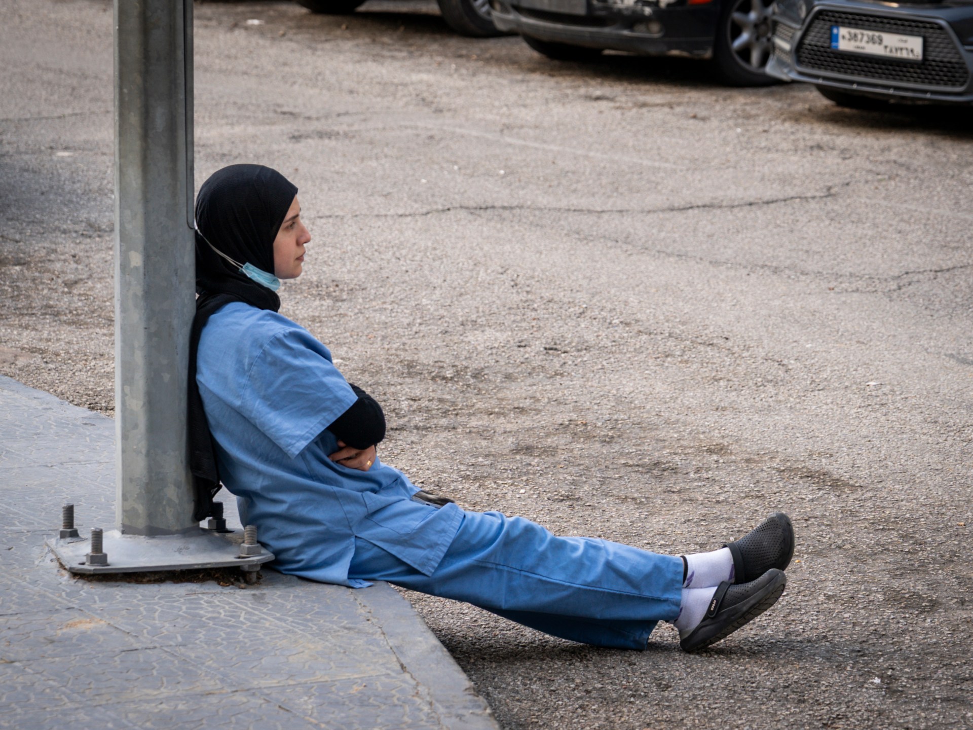 Nh&acirc;n vi&ecirc;n bệnh viện Nabih Berri phản ứng sau một vụ tấn c&ocirc;ng bằng m&aacute;y bay kh&ocirc;ng người l&aacute;i ở Nabatieh, Lebanon.