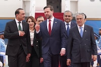 Ph&oacute; Tổng thống Mỹ JD Vance trong cuộc đ&agrave;m ph&aacute;n với c&aacute;c quan chức Iran tại Islamabad