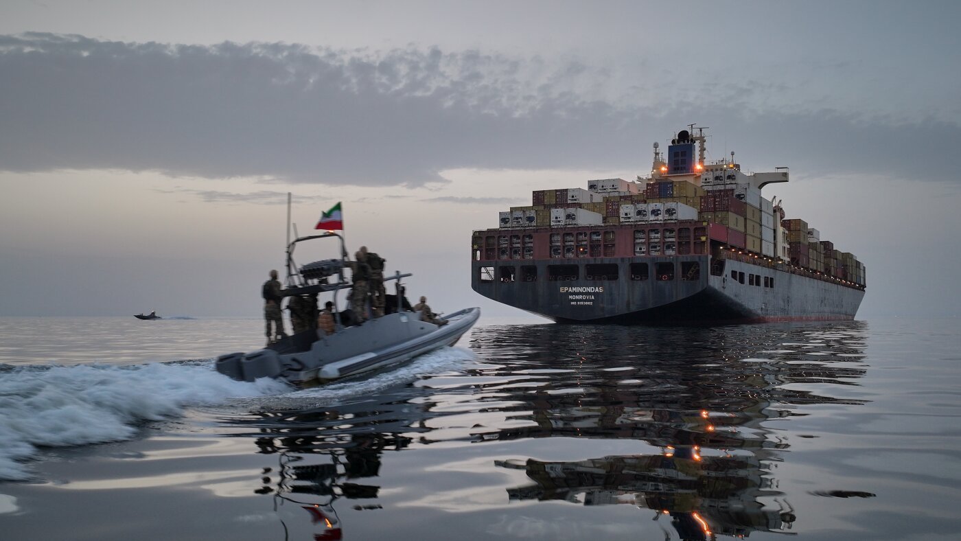 T&agrave;u cao tốc của Lực lượng Vệ binh C&aacute;ch mạng Iran (IRGC) tiếp cận t&agrave;u h&agrave;ng Epaminondas tại Eo biển Hormuz.