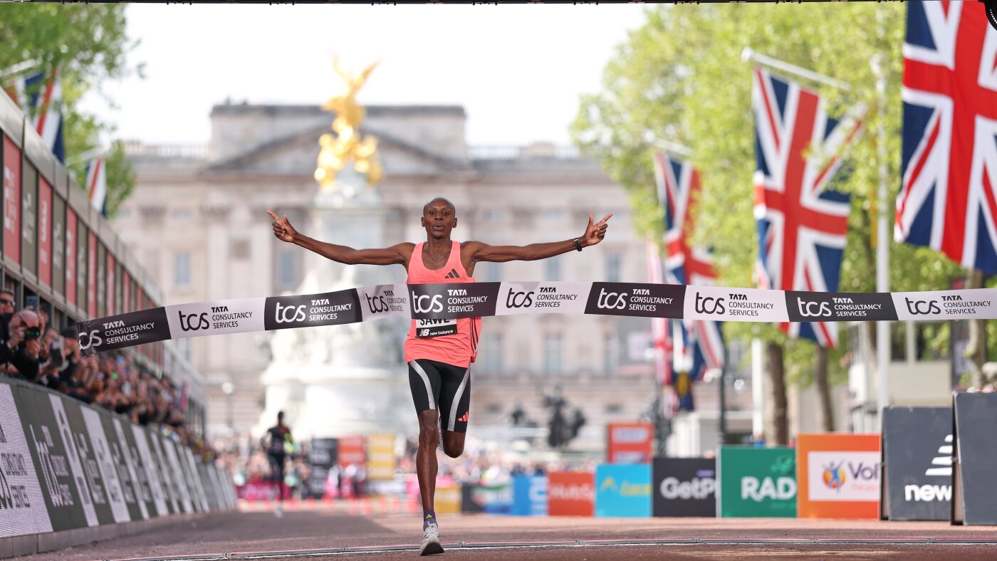 Sabastian Sawe người Kenya vượt qua vạch đ&iacute;ch tại London Marathon 2026