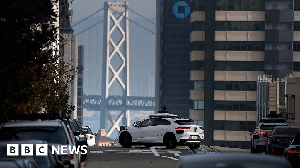 Xe tự l&aacute;i của Waymo hoạt động tr&ecirc;n đường phố San Francisco