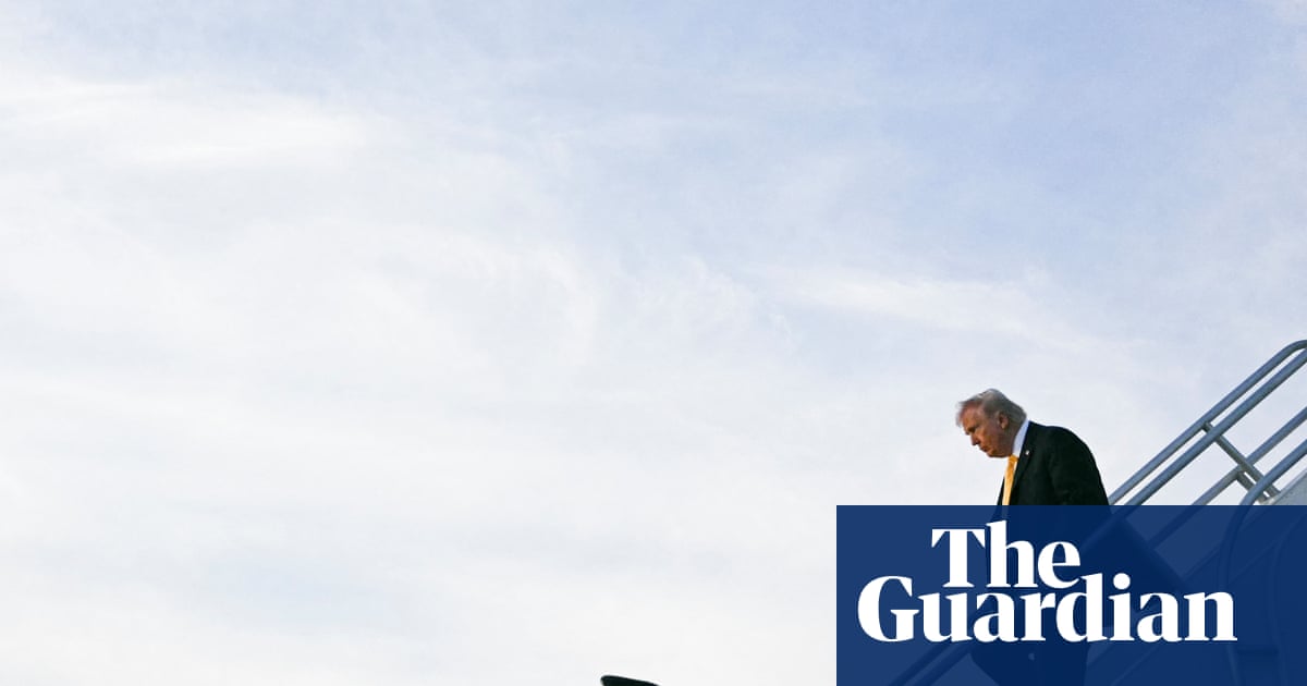 Tổng thống Donald Trump ph&aacute;t biểu trước khi l&ecirc;n m&aacute;y bay Air Force One.