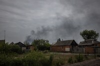 Binh sĩ Ukraine Roman Mongold huấn luyện đồng đội tại v&ugrave;ng Kharkiv.