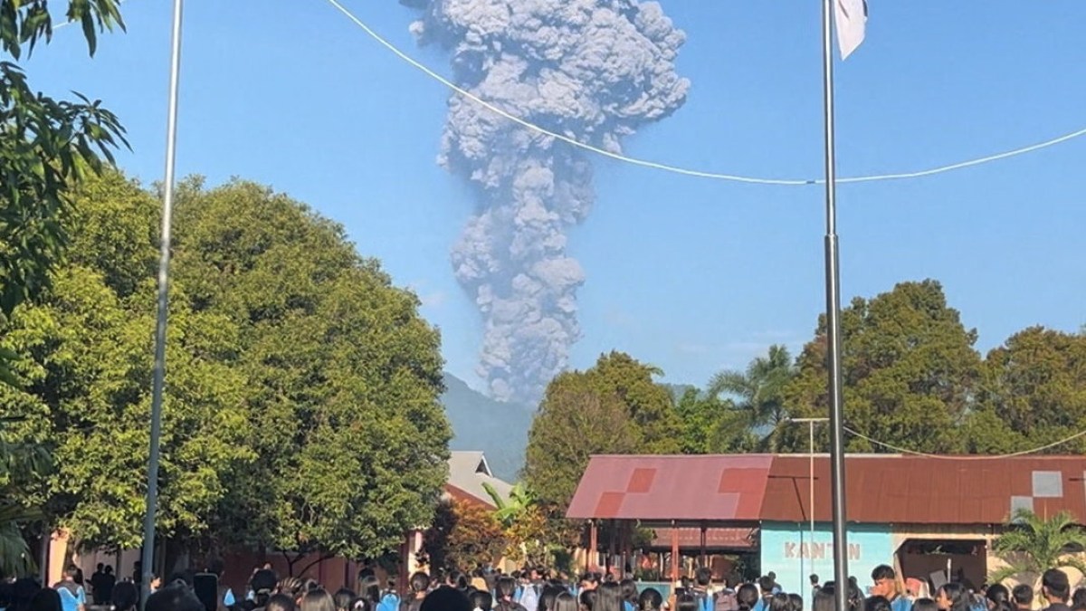 Cột tro bụi từ n&uacute;i lửa Dukono phun tr&agrave;o ở Indonesia
