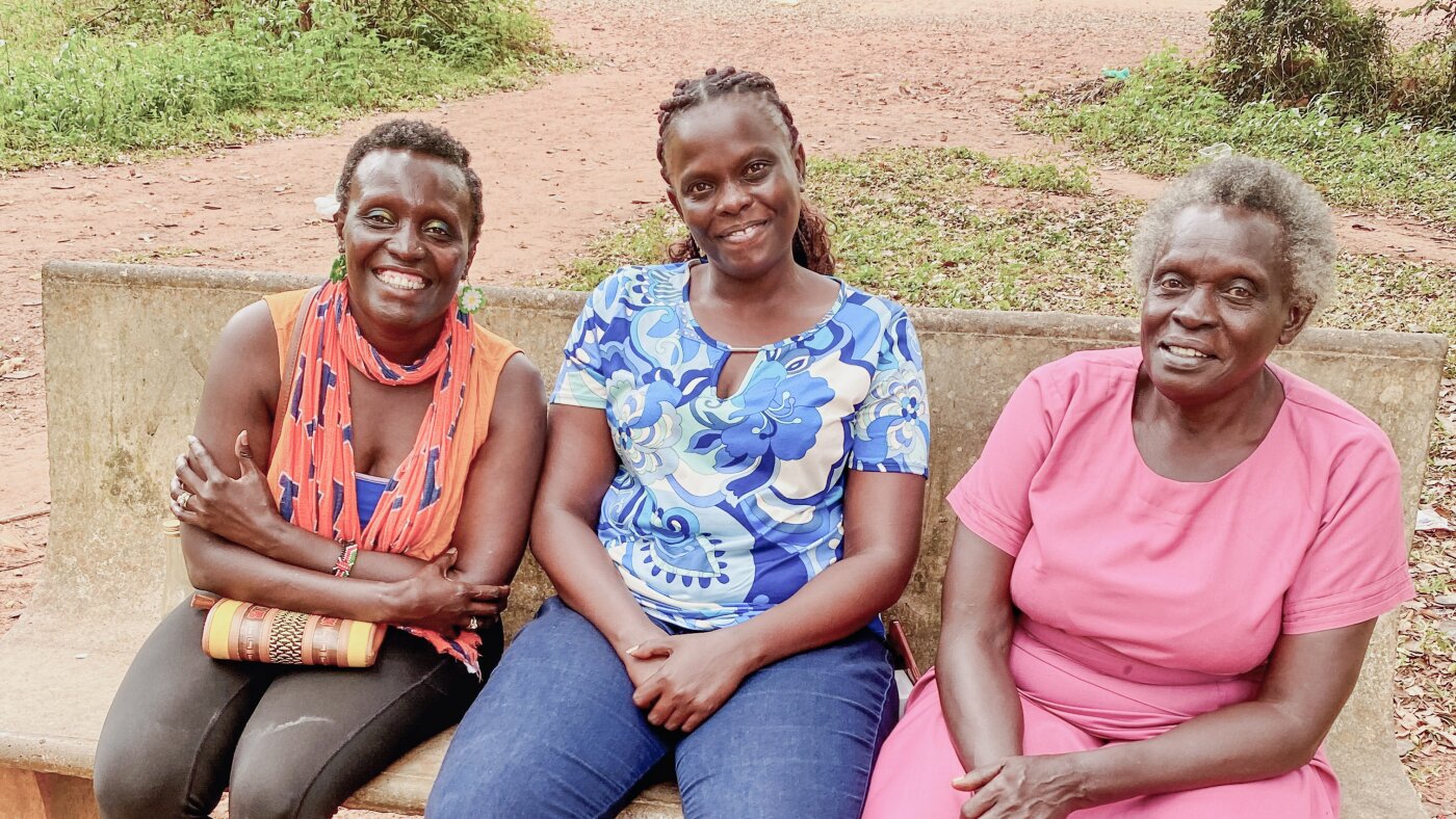 B&agrave; Bertha Ngumbi (phải) c&ugrave;ng c&aacute;c con g&aacute;i Esther (tr&aacute;i) v&agrave; Faith.