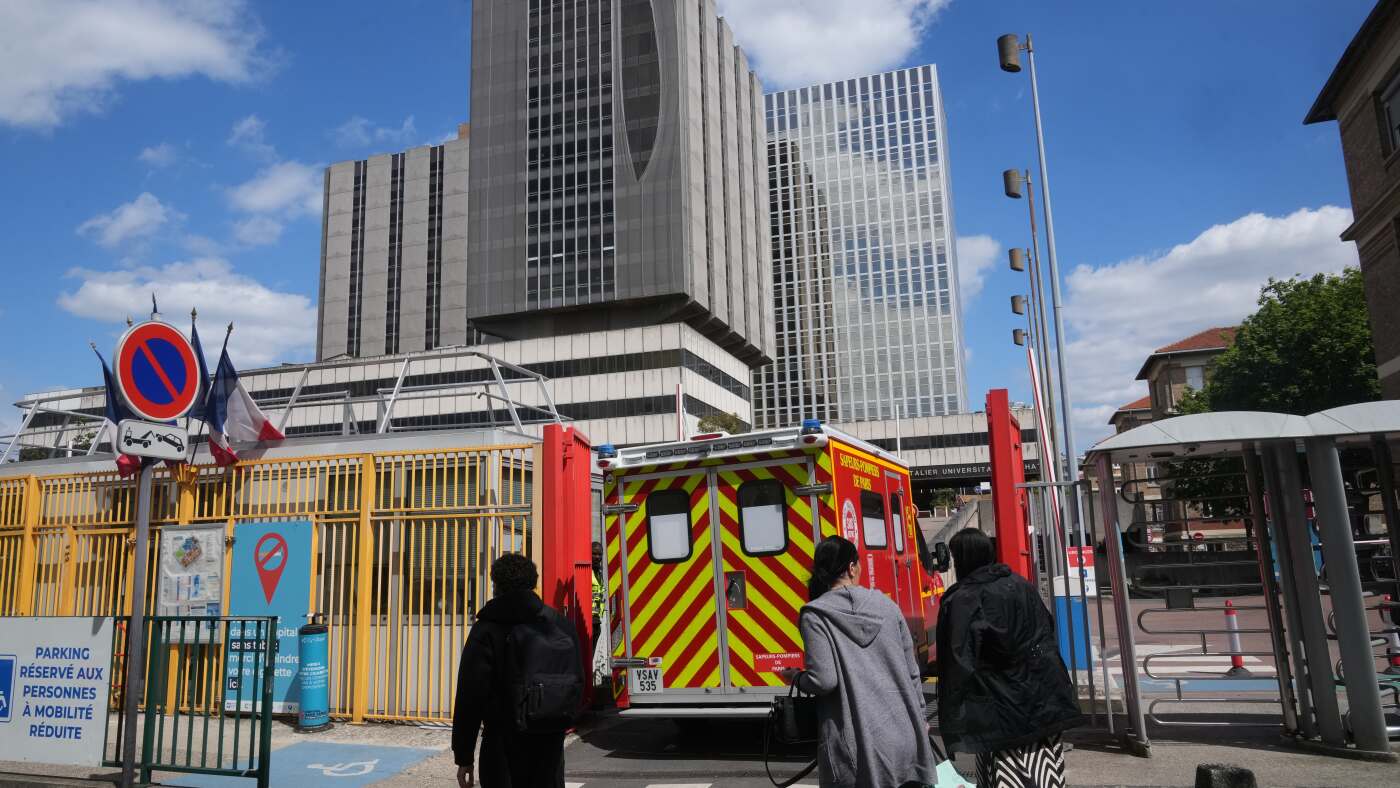 Xe cứu thương v&agrave;o Bệnh viện Bichat ở Paris, nơi một bệnh nh&acirc;n nhiễm hantavirus đang được điều trị.