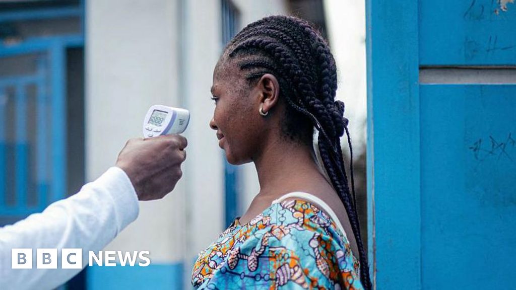 Nh&acirc;n vi&ecirc;n y tế mặc đồ bảo hộ tại trung t&acirc;m điều trị Ebola ở Cộng h&ograve;a D&acirc;n chủ Congo