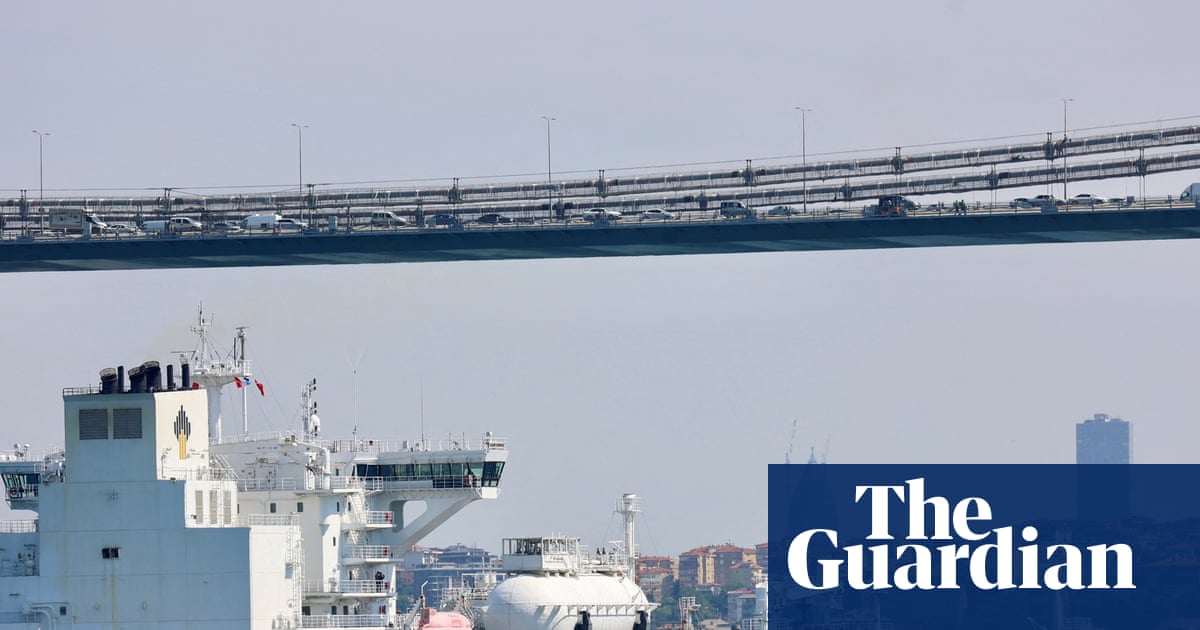 T&agrave;u chở dầu di chuyển qua eo biển Bosphorus ở Istanbul, Thổ Nhĩ Kỳ.