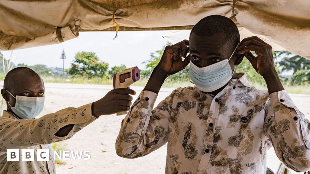 Nh&acirc;n vi&ecirc;n y tế chuẩn bị dụng cụ trong bối cảnh dịch Ebola ở Cộng h&ograve;a D&acirc;n chủ Congo