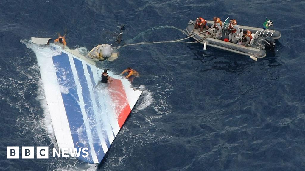 M&aacute;y bay của h&atilde;ng h&agrave;ng kh&ocirc;ng Air France tr&ecirc;n đường băng