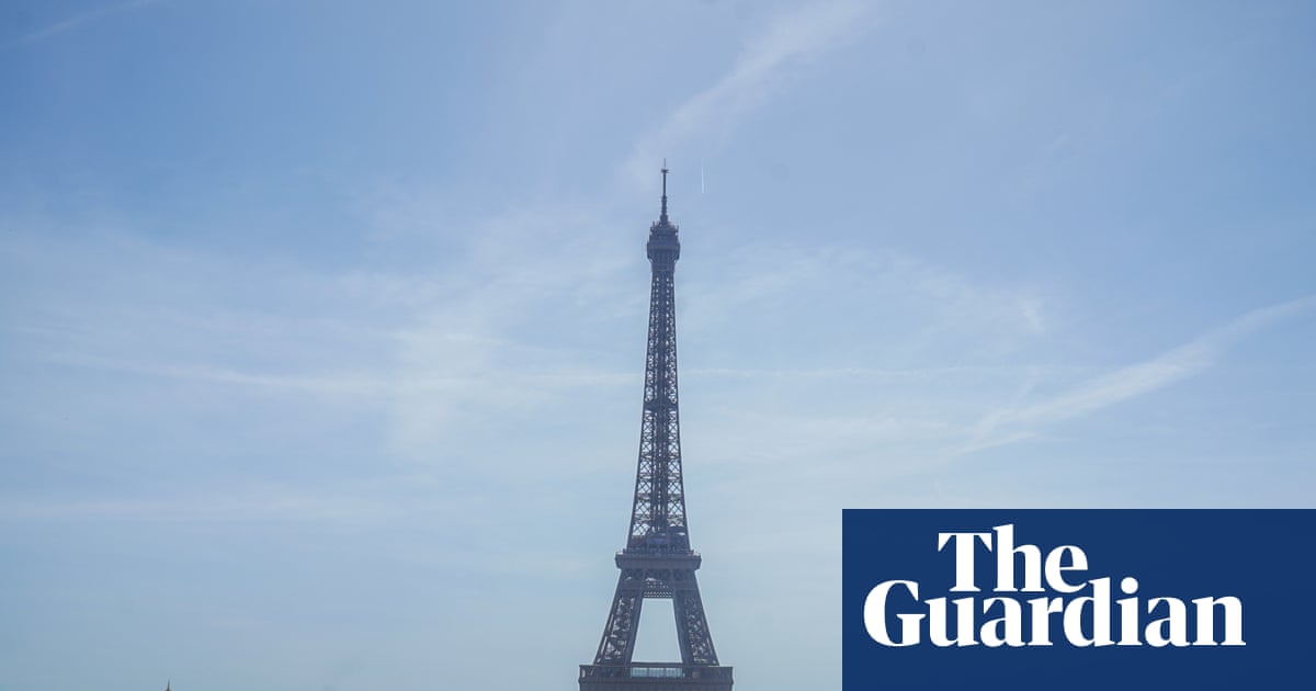 Người d&acirc;n t&igrave;m c&aacute;ch tr&aacute;nh n&oacute;ng tại một c&ocirc;ng vi&ecirc;n ở London, Anh giữa đợt nắng n&oacute;ng kỷ lục