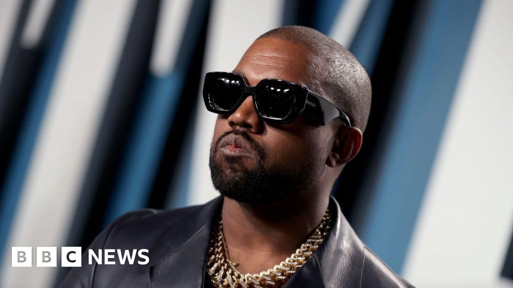 Kanye West biểu diễn tr&ecirc;n s&acirc;n khấu.