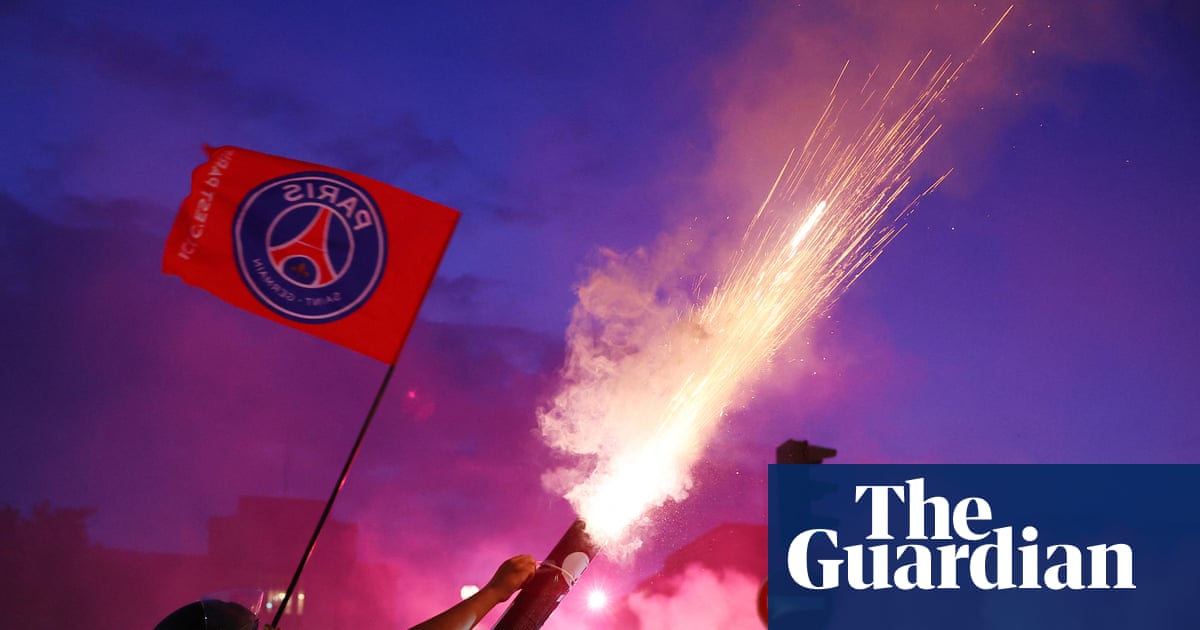 Cảnh s&aacute;t chống bạo động bắt giữ một người h&acirc;m mộ PSG tr&ecirc;n đại lộ Champs-&Eacute;lys&eacute;es ở Paris.
