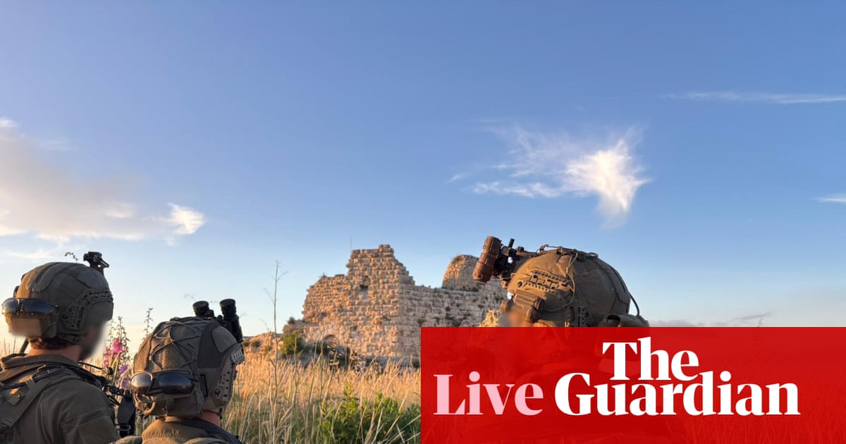 Qu&acirc;n đội Israel tuần tra gần L&acirc;u đ&agrave;i Beaufort ở miền nam Lebanon