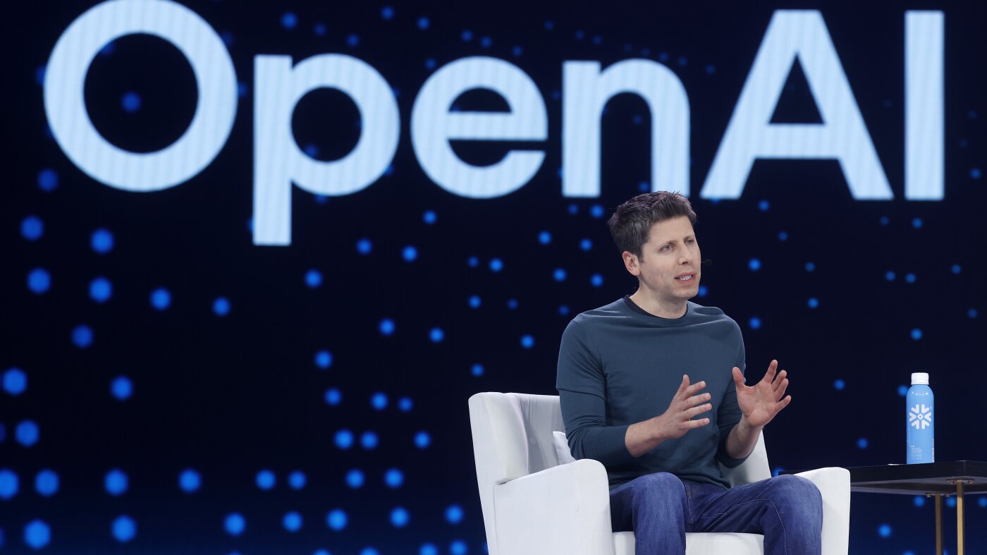 Sam Altman, CEO của OpenAI, ph&aacute;t biểu tại một sự kiện.