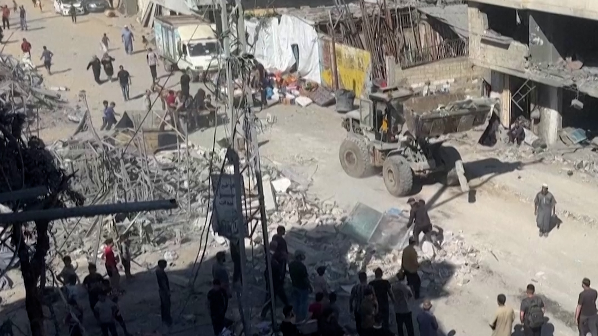 Gia đ&igrave;nh ở Az-Zawayda, trung Gaza, dọn dẹp đống đổ n&aacute;t sau cuộc kh&ocirc;ng k&iacute;ch của Israel.