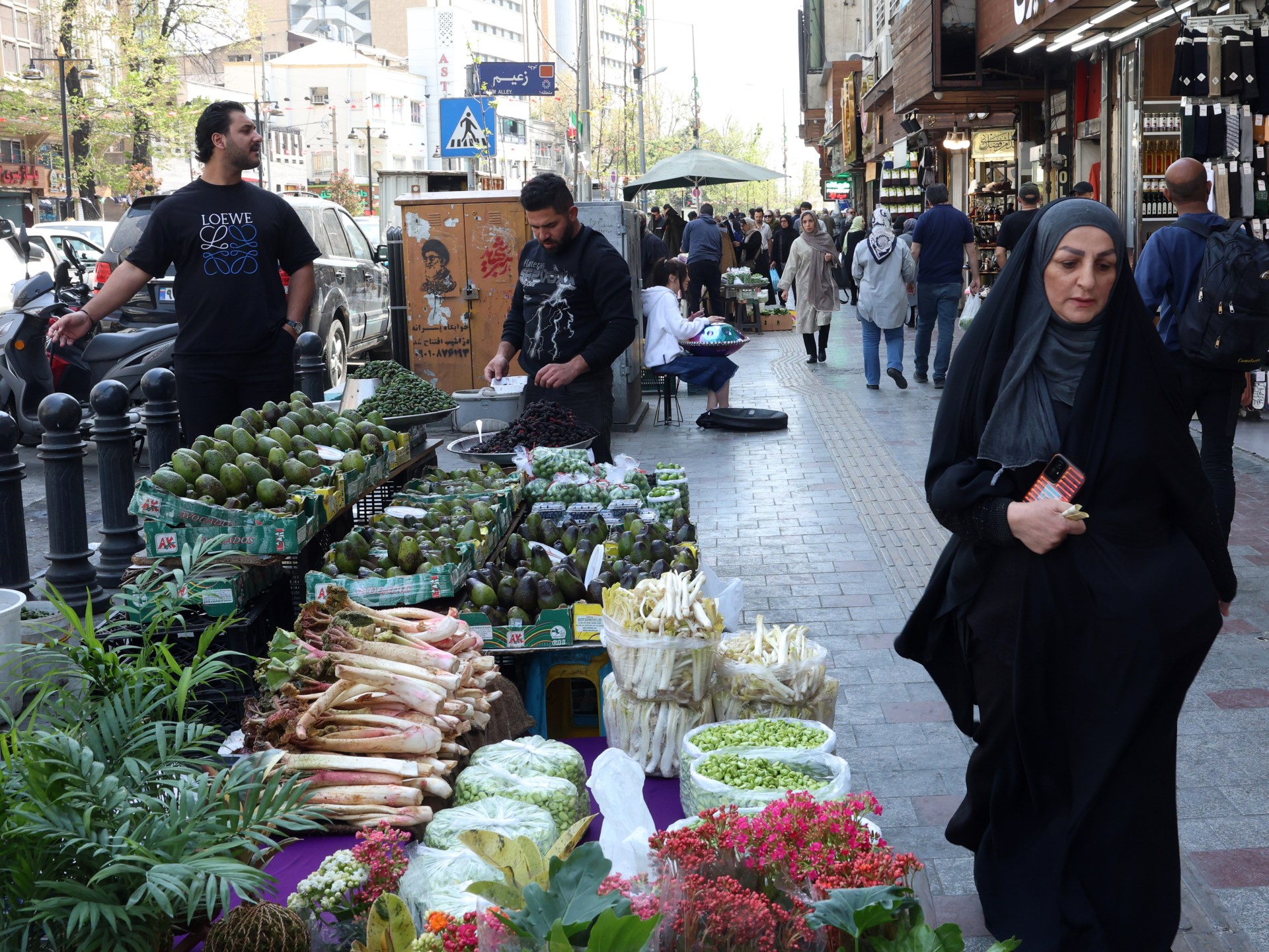 Người d&acirc;n Iran mua sắm tại một khu chợ đường phố ở ph&iacute;a bắc Tehran v&agrave;o ng&agrave;y 16 th&aacute;ng 4 năm 2026.
