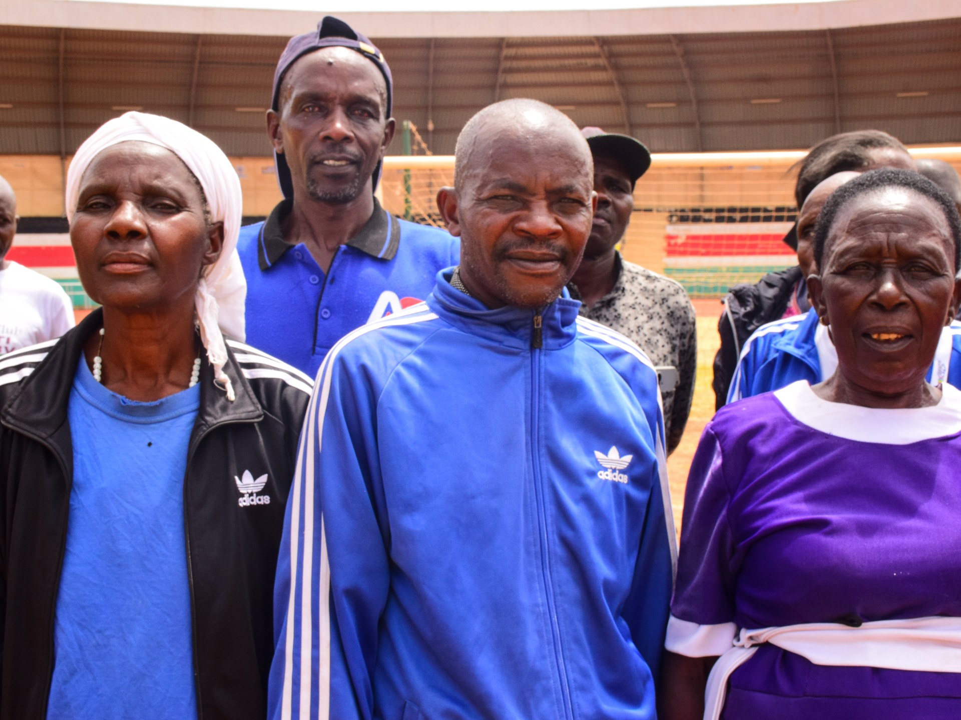 Vận động vi&ecirc;n Wanjiru Kamau, 82 tuổi, khởi động tr&ecirc;n con đường đất đỏ ở hạt Meru, Kenya.