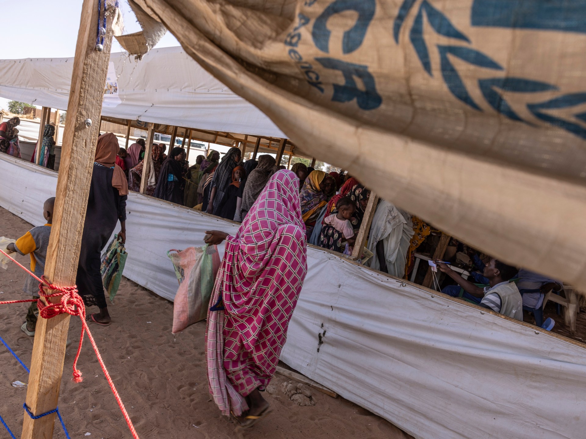 Một nh&acirc;n vi&ecirc;n của Tổ chức B&aacute;c sĩ Kh&ocirc;ng Bi&ecirc;n giới (MSF) hỗ trợ người tị nạn tại Chad.